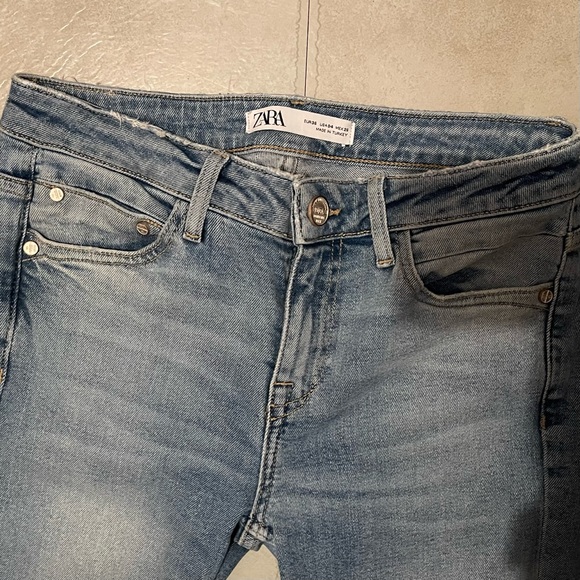 ZARA Mid-rise ripped skinny jeans - Picture 2 of 3